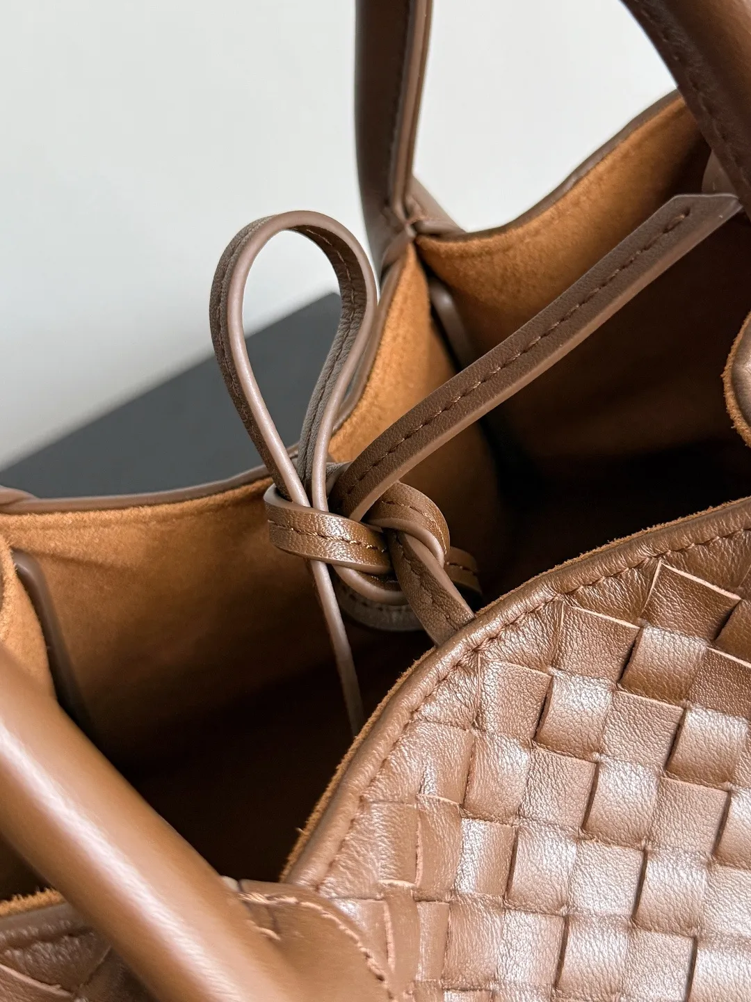 Batch 1660 BOTTEGA VENETA 2025 new product pinacoteca has super soft leather, and the weaving function, practicality and relaxed fashion sense have not fallen behind❤️‍🔥Amway has given sisters a must-have bag when going out. The size of the bag also accurately meets the commuting needs of urban beauties. It can accommodate mobile phones, keys, lipstick, powder, sunscreen, shopping bags...all of it! ! ! 🔥The capacity should not be underestimated~ It does not choose people, clothes, or occasions. With its majestic curved outline, exquisite woven texture, delicate edges and rounded handles, this woven vegetable basket bag truly achieves the goal of "dressing up and being fashionable without getting in the way"~ Are you interested in Jimei? Style number: 819004 Size: 24*15*12cm